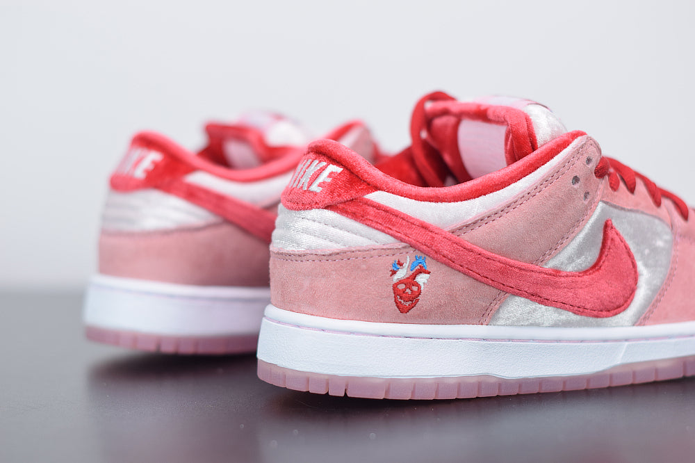Tênis Nike SB Dunk Low Strangelove