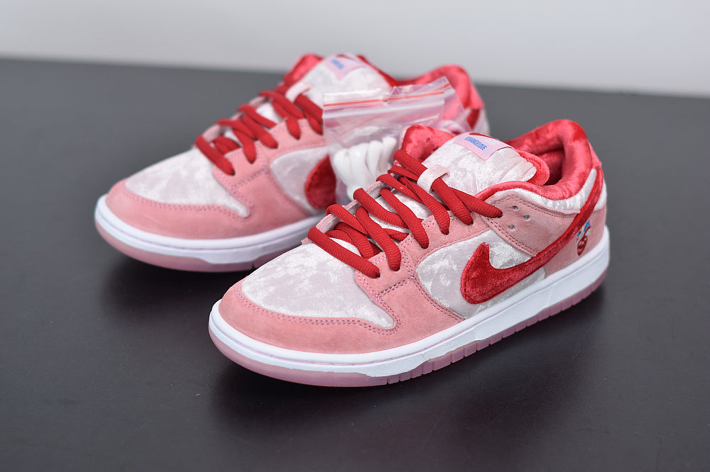 Tênis Nike SB Dunk Low Strangelove