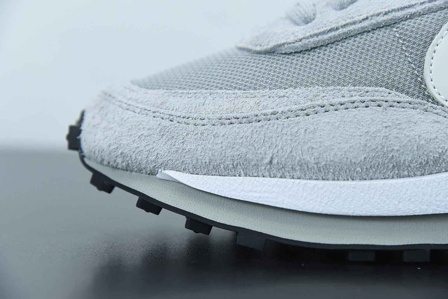 Tênis Nike LD Waffle SF sacai Fragment Grey