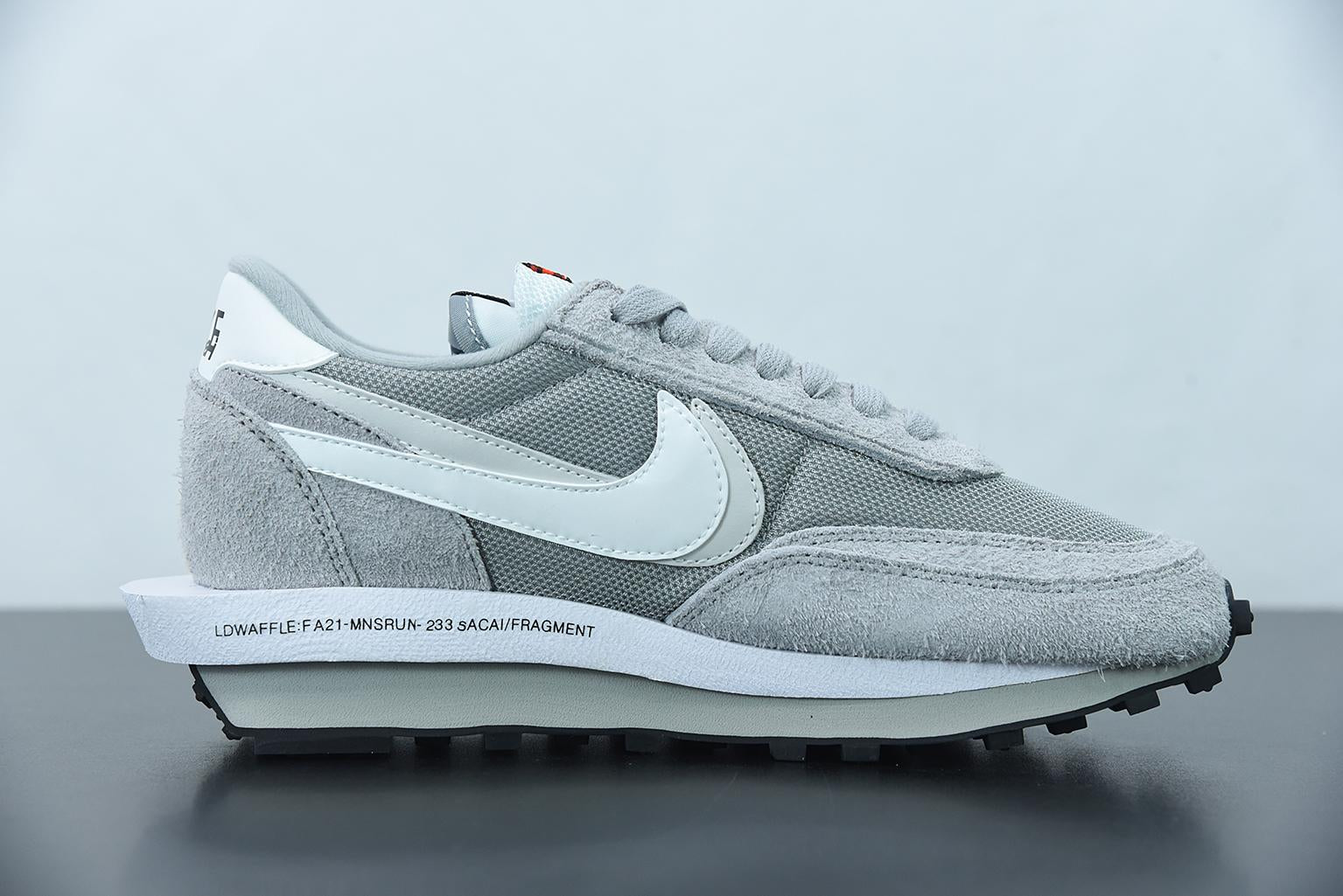 Tênis Nike LD Waffle SF sacai Fragment Grey