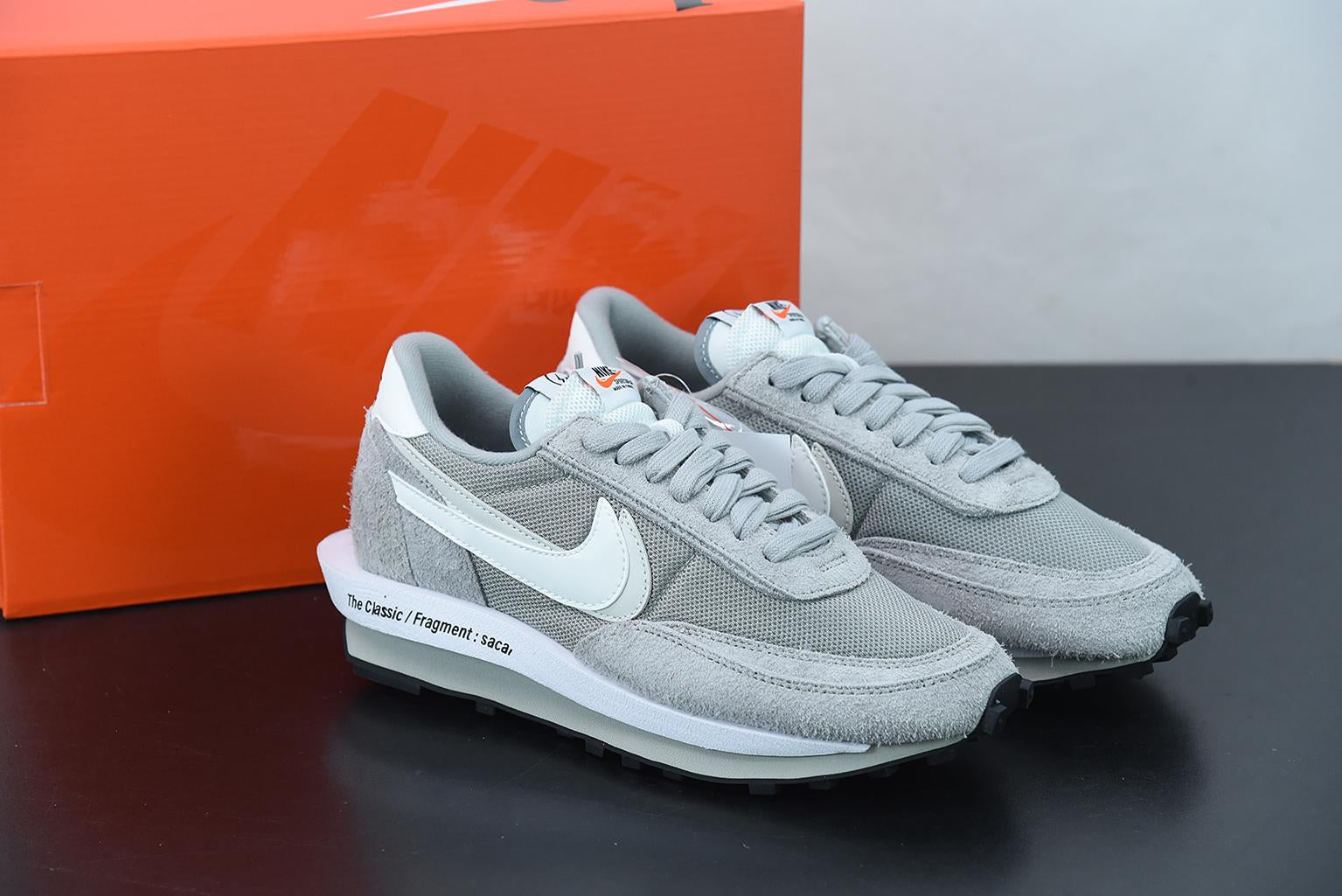 Tênis Nike LD Waffle SF sacai Fragment Grey