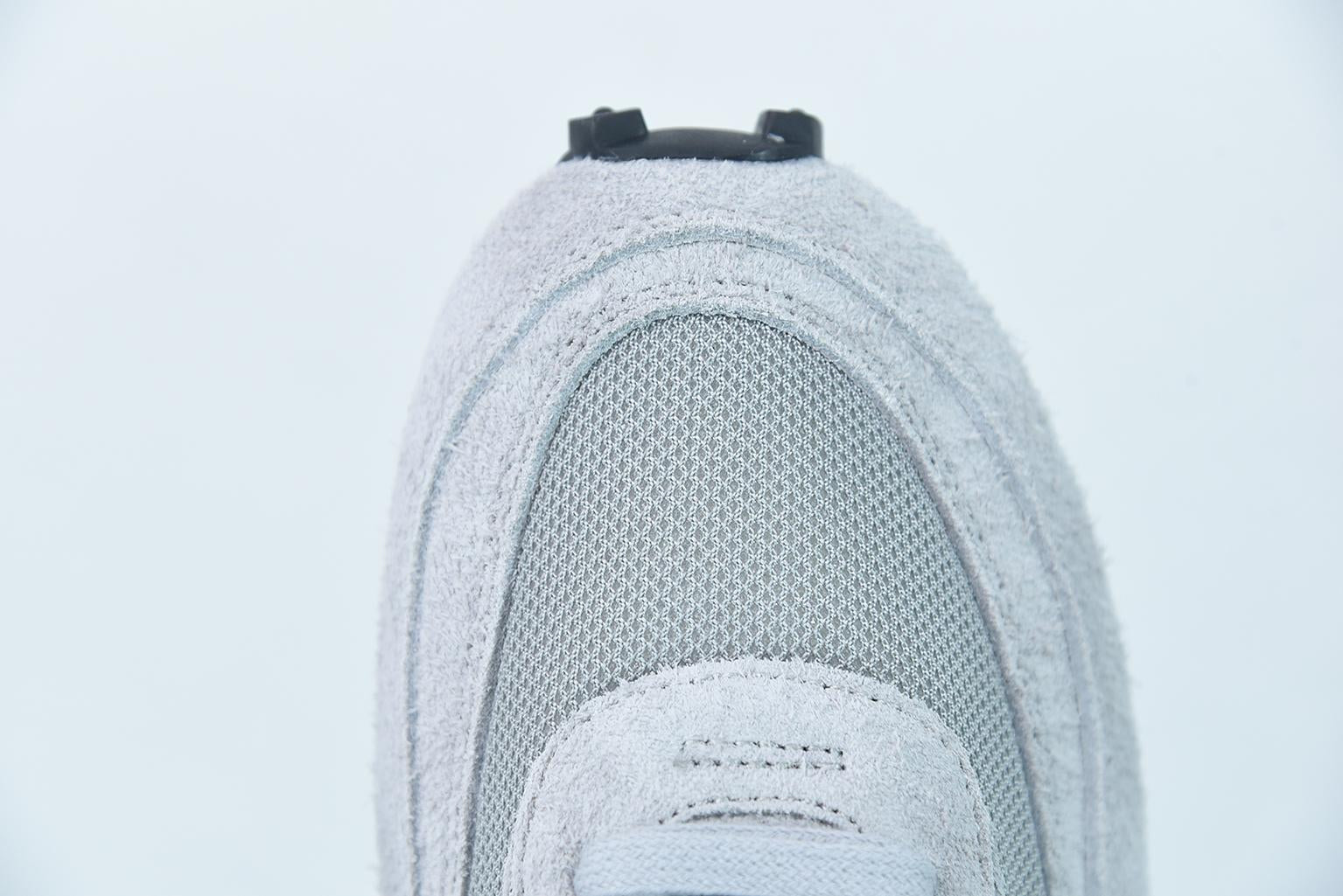 Tênis Nike LD Waffle SF sacai Fragment Grey