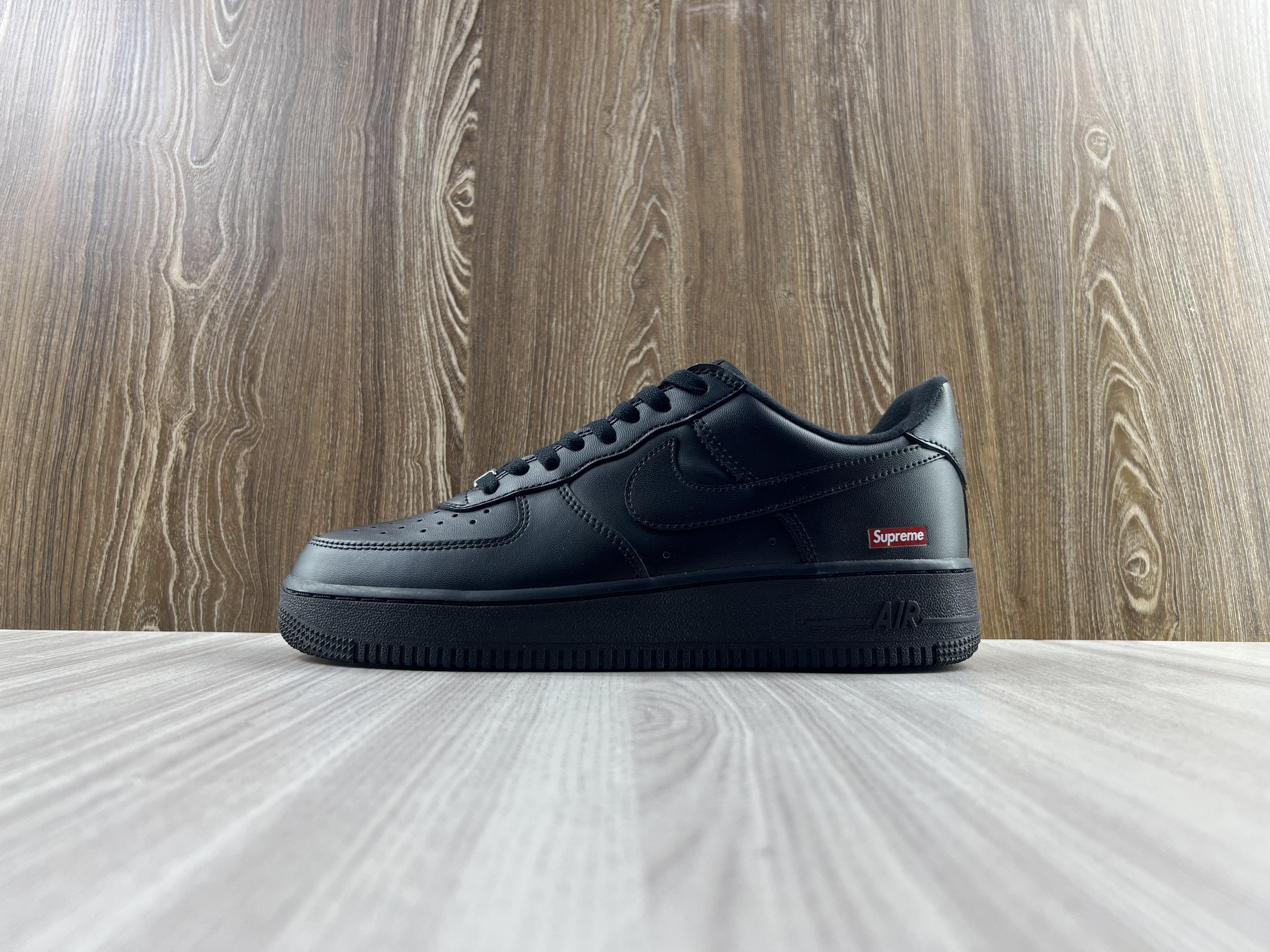Tênis Nike Air Force 1 Low Supreme Black