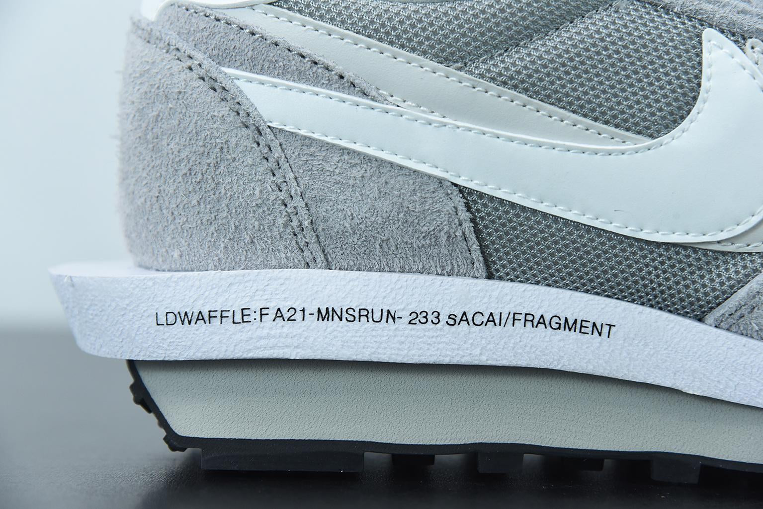 Tênis Nike LD Waffle SF sacai Fragment Grey