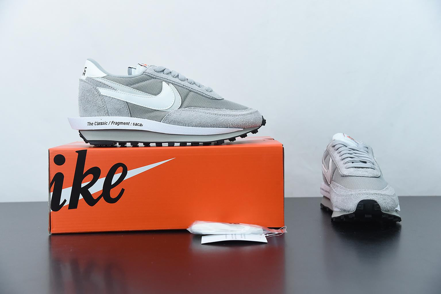 Tênis Nike LD Waffle SF sacai Fragment Grey