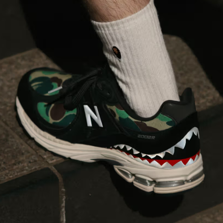 Tênis Bape x New Balance 2002R