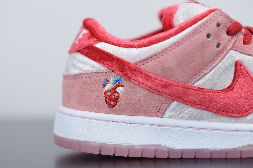 Tênis Nike SB Dunk Low Strangelove