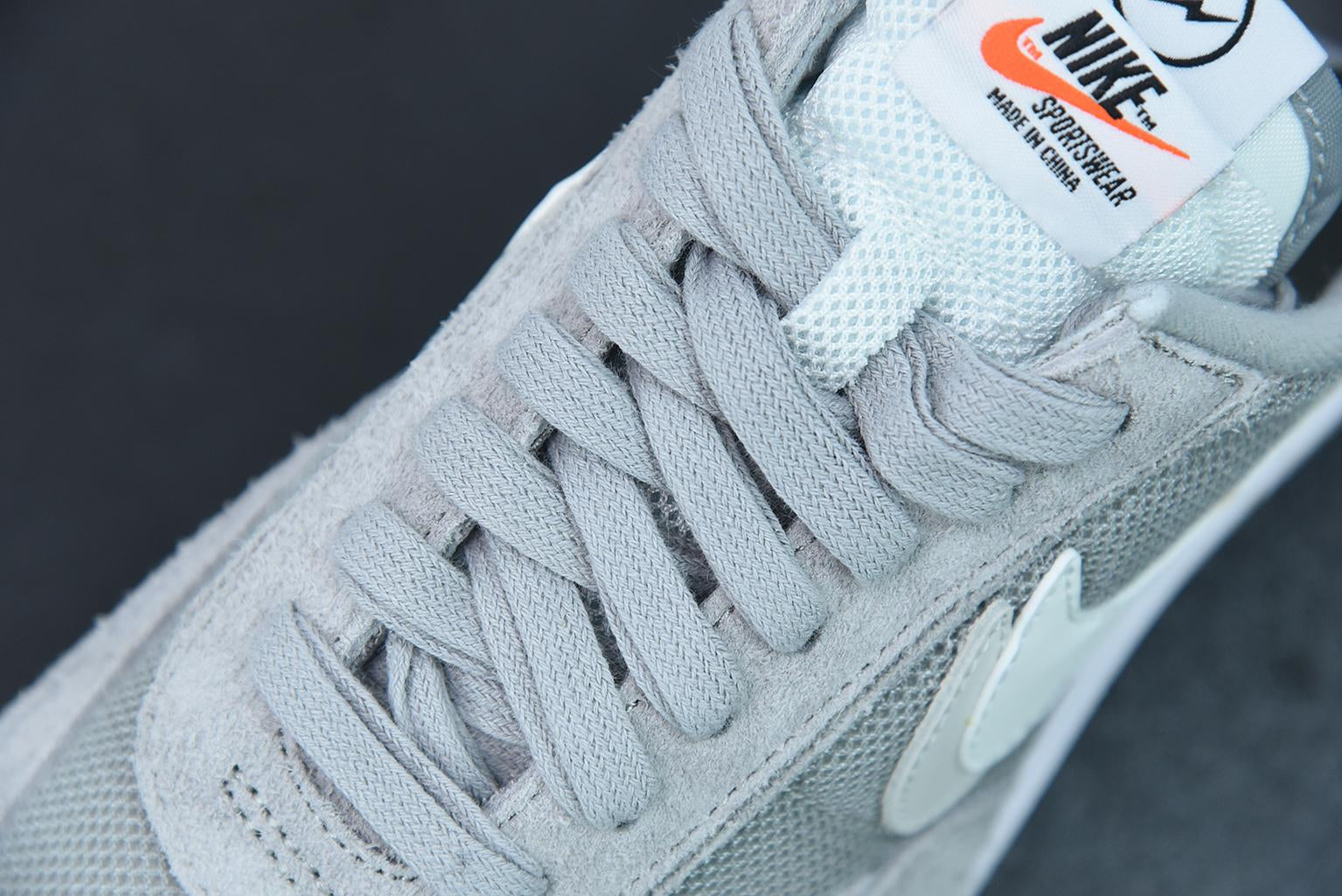 Tênis Nike LD Waffle SF sacai Fragment Grey