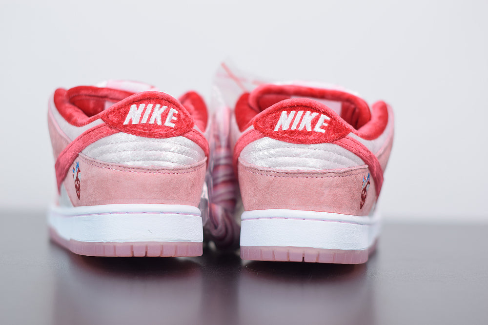 Tênis Nike SB Dunk Low Strangelove