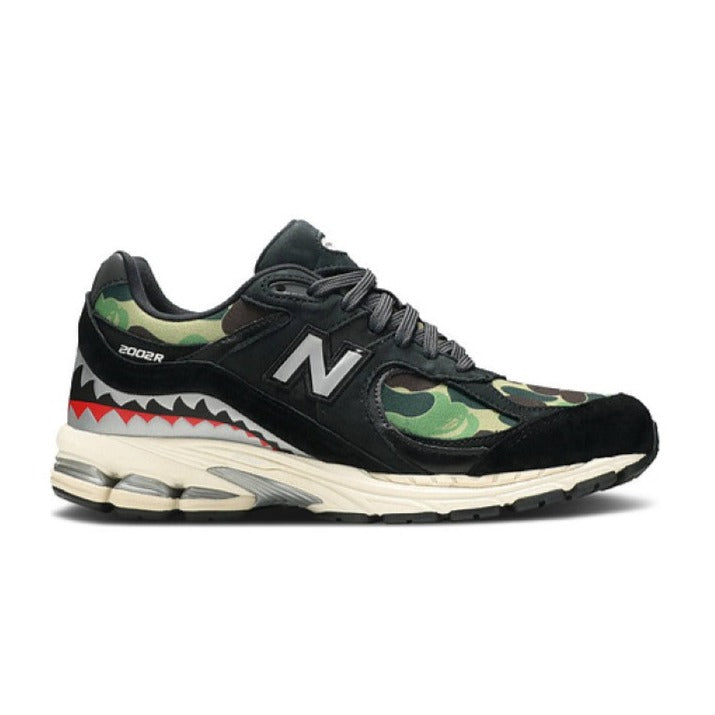 Tênis Bape x New Balance 2002R