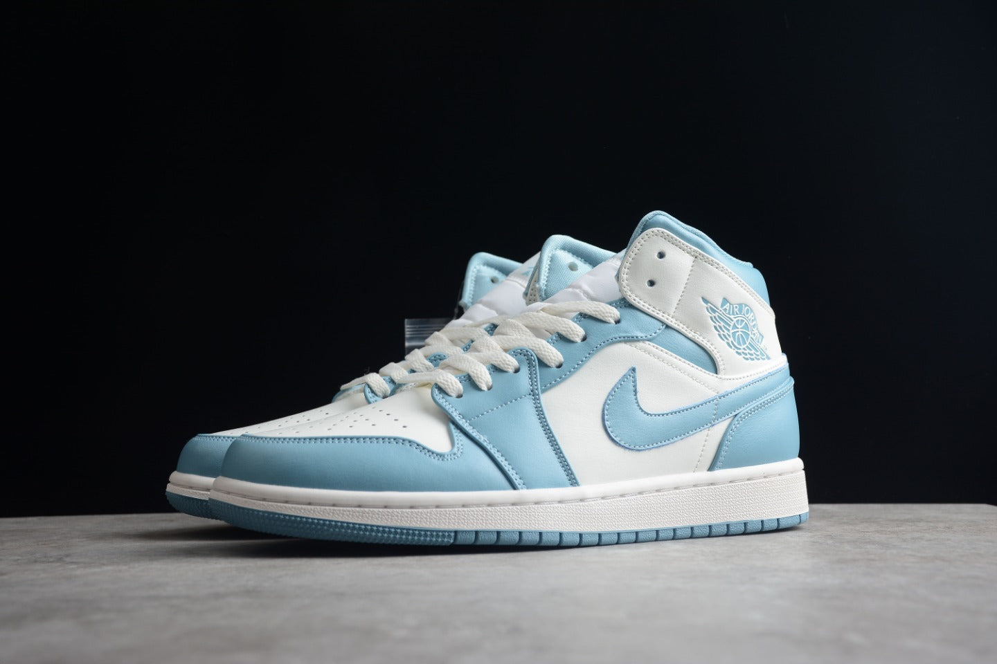 Tênis Air Jordan 1 Mid University Blue