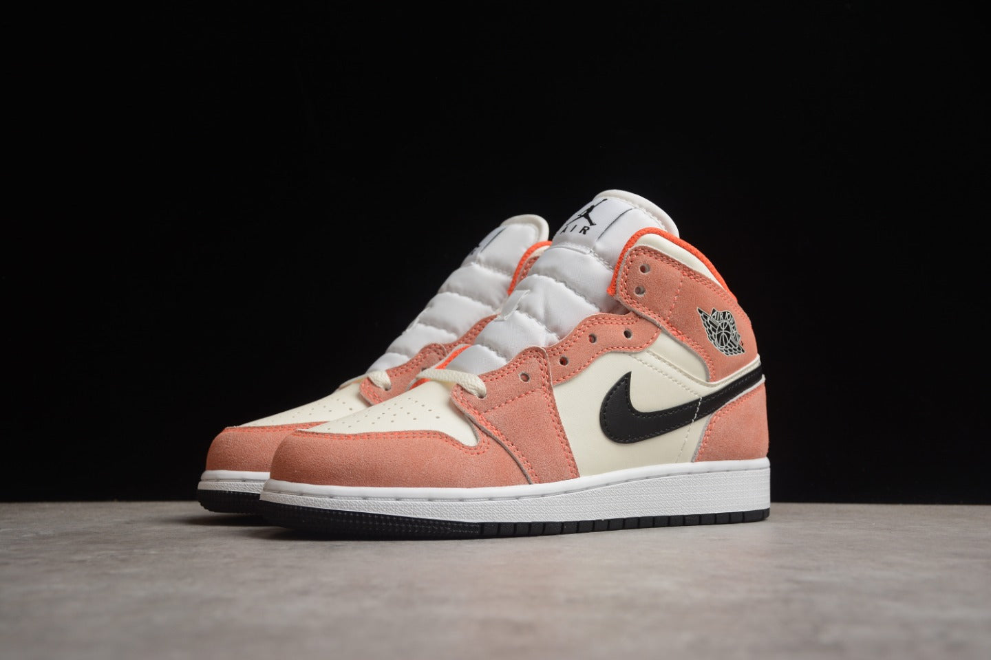 Tênis Air Jordan 1 Mid GS "Orange Suede" (W)